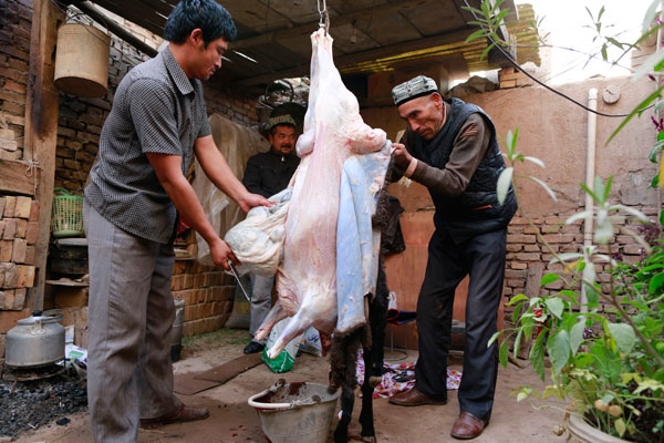 Residents skin a sheep to celebrate the Corban Festival. Residents skin a sheep to celebrate the Corban Festival.