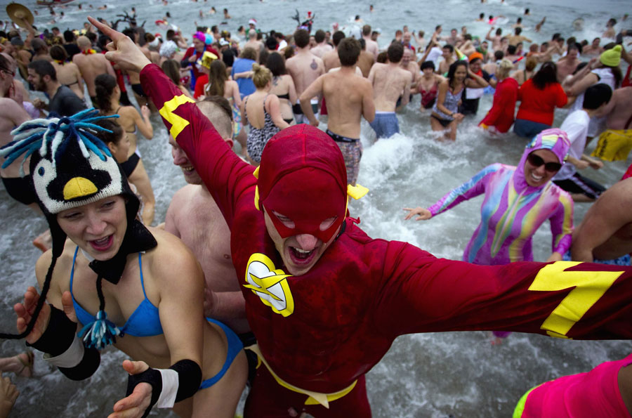 Cold doesn&apos;t dissuade &apos;Polar Bear Swimmers&apos;