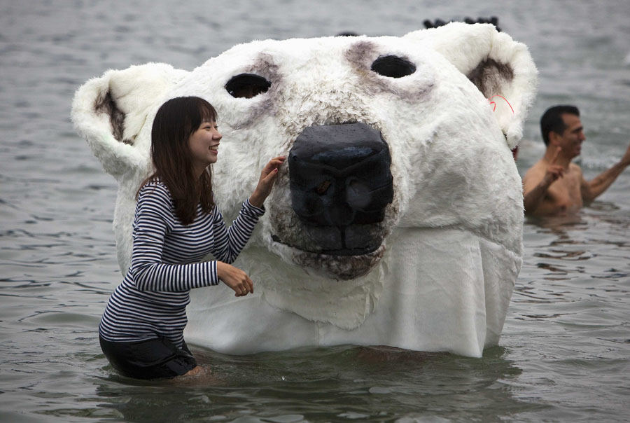 Cold doesn&apos;t dissuade &apos;Polar Bear Swimmers&apos;