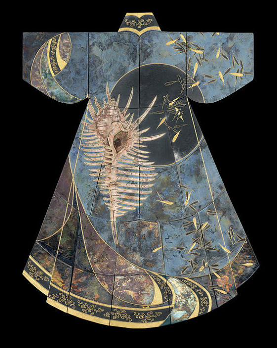 American artist Marcia Jestaedt has produced numerous ceramic wares featuring patterns that resemble Eastern ethnic costumes. [China.org.cn]