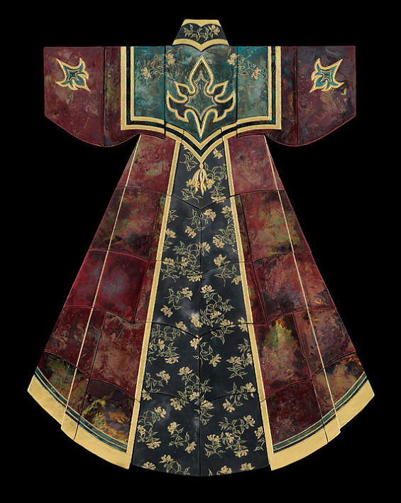 American artist Marcia Jestaedt has produced numerous ceramic wares featuring patterns that resemble Eastern ethnic costumes. [China.org.cn]