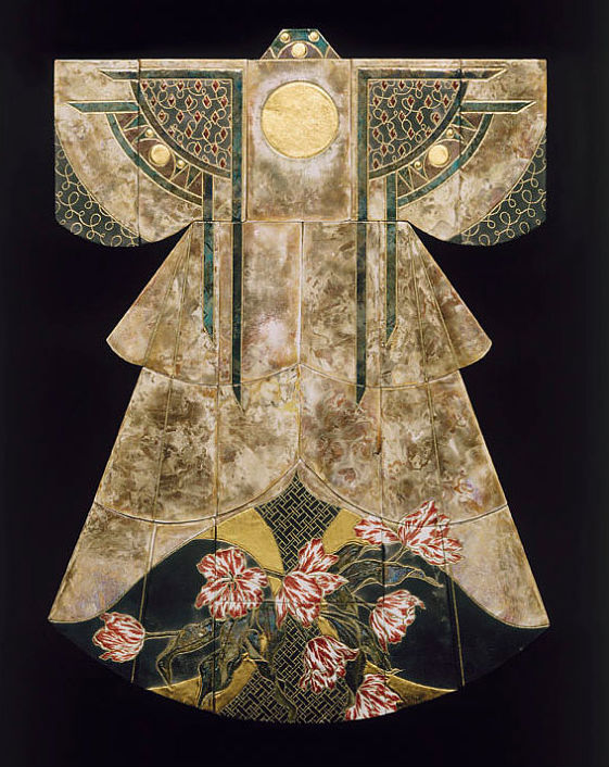American artist Marcia Jestaedt has produced numerous ceramic wares featuring patterns that resemble Eastern ethnic costumes. [China.org.cn]