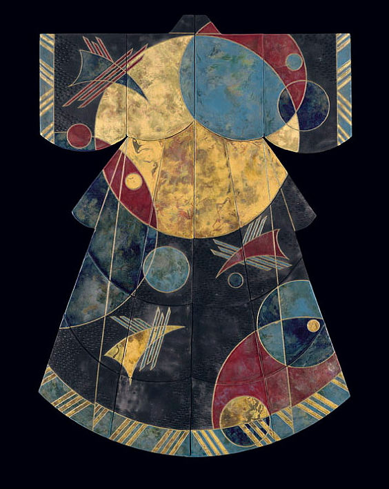 American artist Marcia Jestaedt has produced numerous ceramic wares featuring patterns that resemble Eastern ethnic costumes. [China.org.cn]