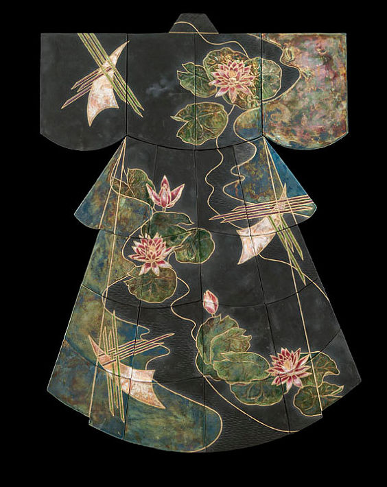American artist Marcia Jestaedt has produced numerous ceramic wares featuring patterns that resemble Eastern ethnic costumes. [China.org.cn]
