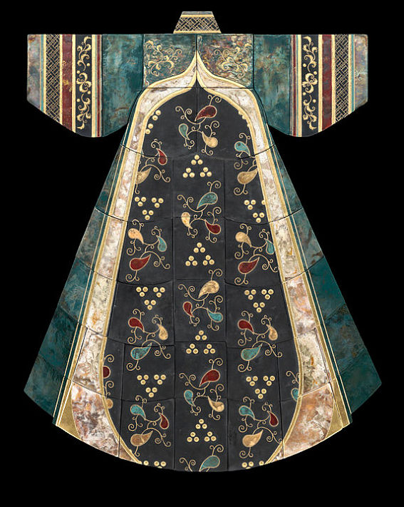 American artist Marcia Jestaedt has produced numerous ceramic wares featuring patterns that resemble Eastern ethnic costumes. [China.org.cn]