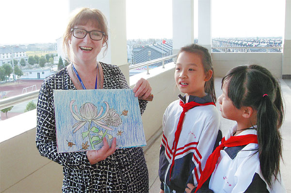 Students from an elementary school in Jiangsu province present drawings to rectors. Zheng Xin / China Daily Students from an elementary school in Jiangsu province present drawings to rectors. Zheng Xin / China Daily