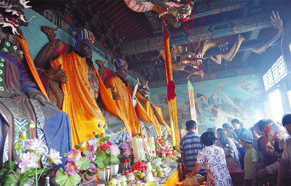 Fishers worship the four Dragon Kings at a shrine in Rizhao, Shandong province. Photos Provided to China Daily Fishers worship the four Dragon Kings at a shrine in Rizhao, Shandong province. Photos Provided to China Daily