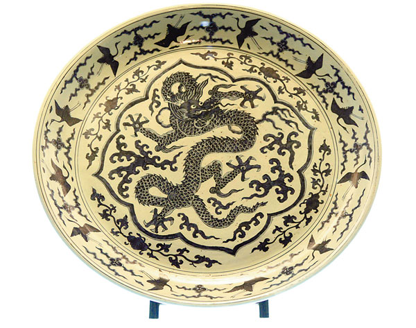 Blue and white porcelain plate with a dragon. Photos Provided to China Daily Blue and white porcelain plate with a dragon. Photos Provided to China Daily