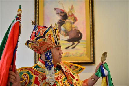 Tshe-sgrub Tulku gazes into a mirror as he unfolds the epic of King Gesar. Photos: Courtesy of Ma Zhiying, apprentice to Tshe-sgrub Tulku